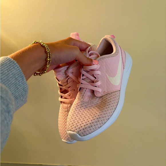 Girl’s Pink Nike Golf Shoes - Picture 1 of 4